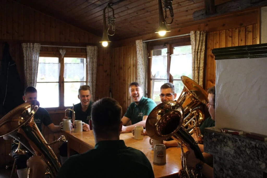 Die Musiker von Blächforest in einer Schwarzwälder Hütte