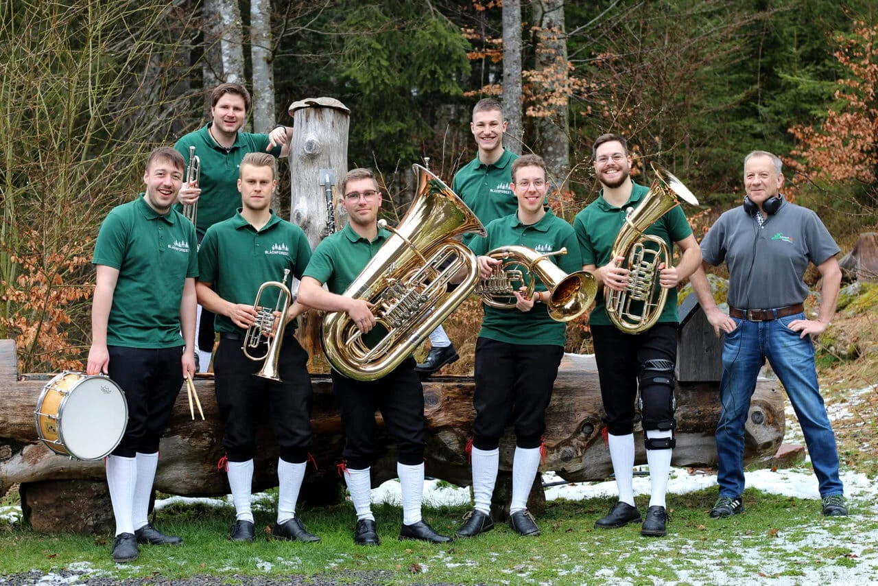 Gruppenbild der Blasmusikformation Blächforest